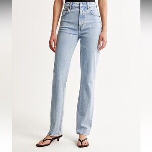 Abercrombie and fitch 90s ultra high rise jeans in size 27/4R in light wash